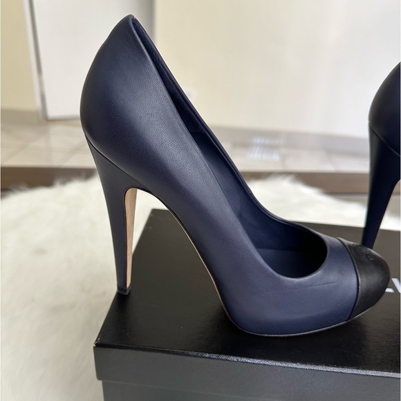 Auth Chanel Heels 👠 Excellent condition - Picture 9 of 17